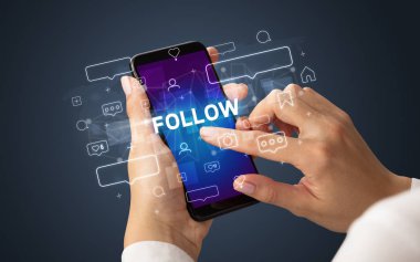 Sosyal medya kavramına sahip akıllı telefon kullanımı