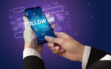 Sosyal medya kavramına sahip akıllı telefon kullanımı