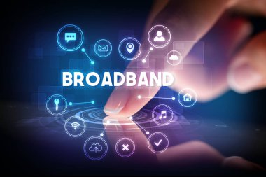 Web teknolojisi simgeleriyle tablete dokunmak