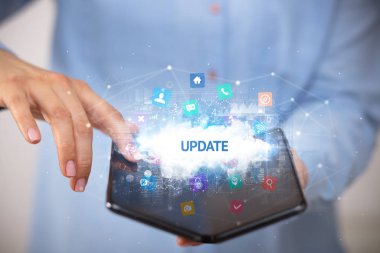 İş adamı katlanabilir bir akıllı telefon tutuyor, teknoloji konsepti