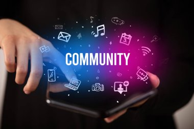 Katlanabilir akıllı telefonu olan bir iş adamı, sosyal medya kavramı