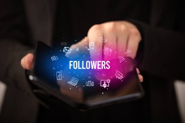 Katlanabilir akıllı telefonu olan bir iş adamı, sosyal medya kavramı