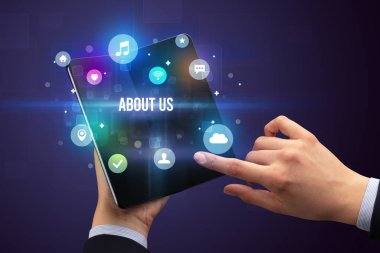 Katlanabilir akıllı telefonu olan bir iş adamı