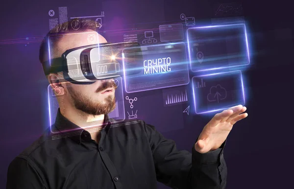 Zakenman op zoek door Virtual Reality bril, tech concept — Stockfoto