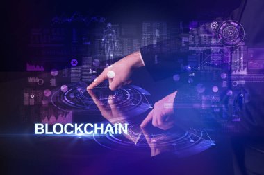 İş adamı büyük ekrana dokunuyor