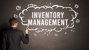 İşadamı yazılı bir bulut çiziyor.