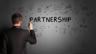 İş adamı yaratıcı bir fikir çiziyor.