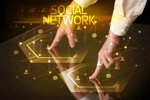 A közösségi hálózatépítés navigálása a közösségi ikonokkal — Stock Fotó