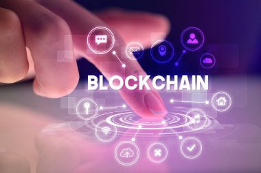 Web teknolojisi simgeleriyle tablete dokunmak