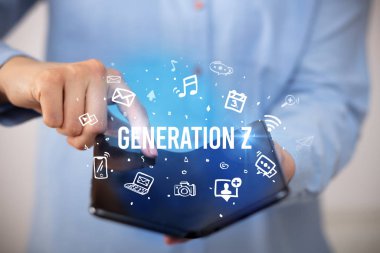 Katlanabilir akıllı telefonu olan bir iş adamı, sosyal medya kavramı