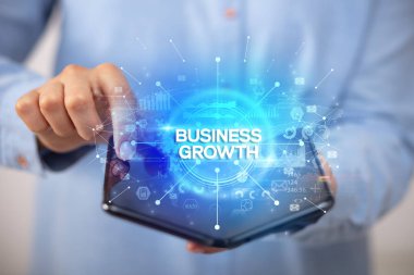 İş adamı katlanabilir bir akıllı telefon tutuyor, yeni iş konsepti