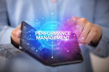 İş adamı katlanabilir bir akıllı telefon tutuyor, yeni iş konsepti