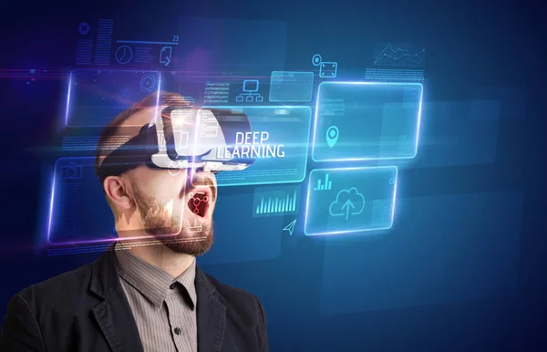 Бизнесмен просматривает очки виртуальной реальности, технологическую концепцию — стоковое фото