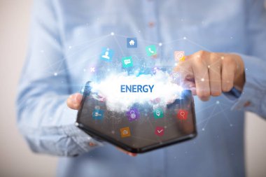 İş adamı katlanabilir bir akıllı telefon tutuyor, teknoloji konsepti