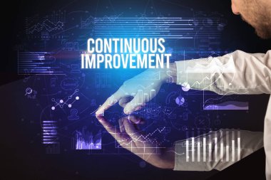 İş adamı dev ekrana dokunuyor