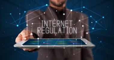 Tablet üzerinde çalışan genç iş adamı