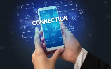 Sosyal medya kavramına sahip akıllı telefon kullanımı