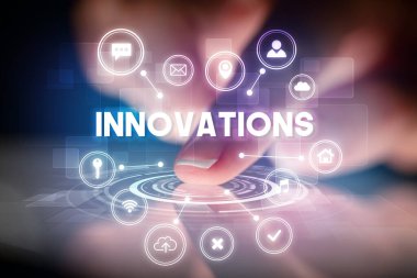 Web teknolojisi simgeleriyle tablete dokunmak