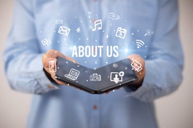 Katlanabilir akıllı telefonu olan bir iş adamı, sosyal medya kavramı