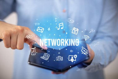 Katlanabilir akıllı telefonu olan bir iş adamı, sosyal medya kavramı