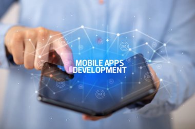 Katlanabilir akıllı telefonu olan bir iş adamı, yeni teknoloji konsepti