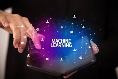 Katlanabilir akıllı telefonu olan bir iş adamı, yeni teknoloji konsepti