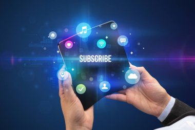 Katlanabilir akıllı telefonu olan bir iş adamı