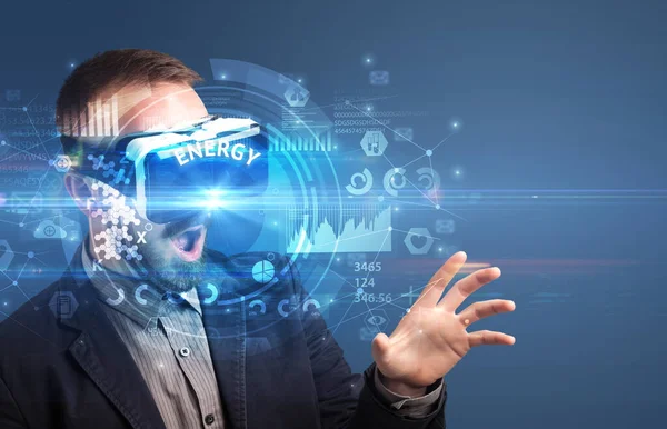 Бізнесмен дивиться через VR окуляри — стокове фото