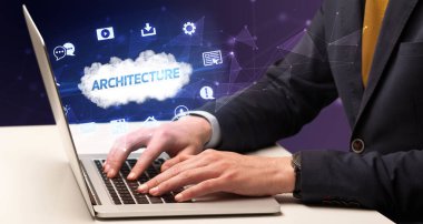 İşadamı dizüstü bilgisayarla çalışıyor