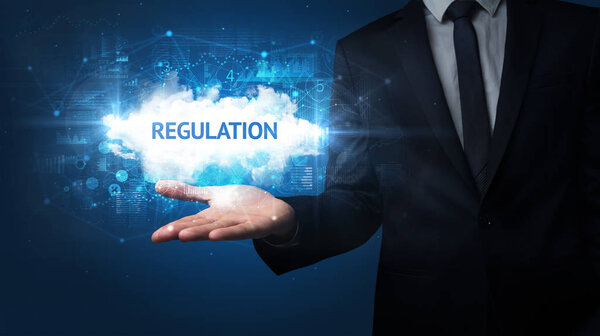 Рука предпринимателя держит мотивационное послание