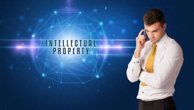 İş adamı güvenliği düşünüyor.