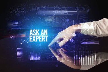 İş adamı dev ekrana dokunuyor