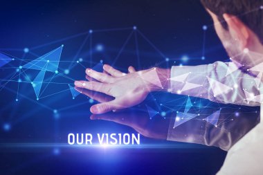 İş adamı dev ekrana dokunuyor