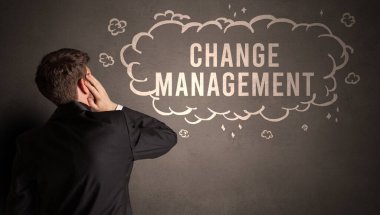 İşadamı yazılı bir bulut çiziyor.