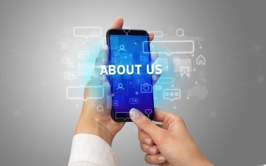 Sosyal medya kavramına sahip akıllı telefon kullanımı