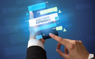 Sosyal medya kavramına sahip akıllı telefon kullanımı