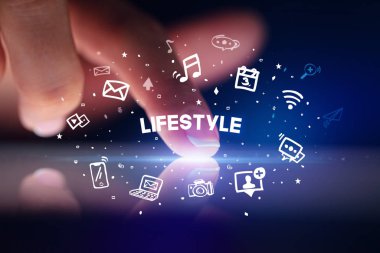 Sosyal medya simgeleri kavramlı parmak dokunuşu tableti