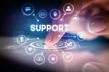 Web teknolojisi simgeleriyle tablete dokunmak