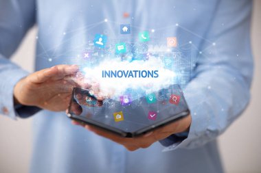 İş adamı katlanabilir bir akıllı telefon tutuyor, teknoloji konsepti