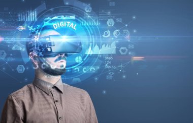 İş adamı VR gözlüklerinden bakıyor.
