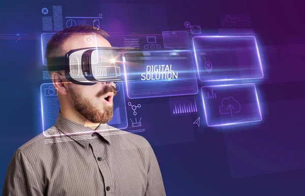 Бизнесмен просматривает очки виртуальной реальности, технологическую концепцию — стоковое фото
