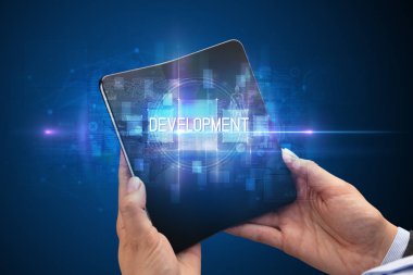 Katlanabilir akıllı telefonu olan bir iş adamı