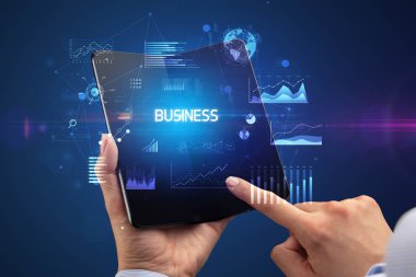 İş adamı katlanabilir bir akıllı telefon tutuyor, iş konsepti