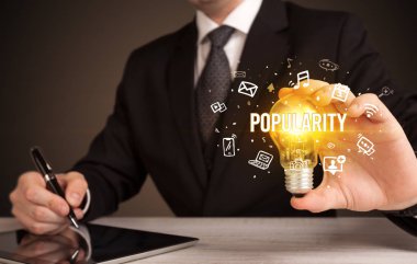 Elinde ampul tutan bir iş adamı, sosyal medya kavramı