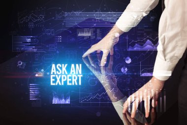 İş adamı dev ekrana dokunuyor