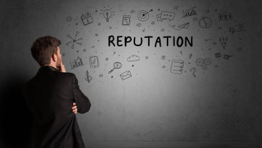 İş adamı yaratıcı bir fikir çiziyor.