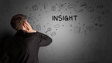 İş adamı yaratıcı bir fikir çiziyor.