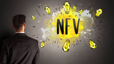 Adam renkli ampul çiziyor.