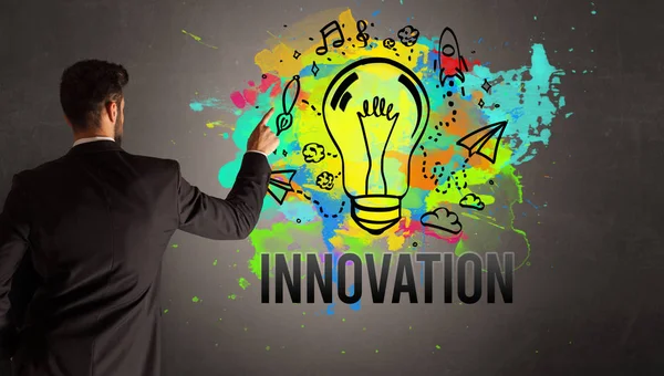 İş adamı renkli ampul çiziyor