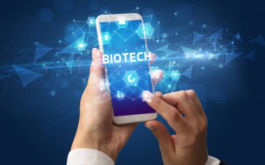 Teknoloji kavramına sahip akıllı telefon kullanımı